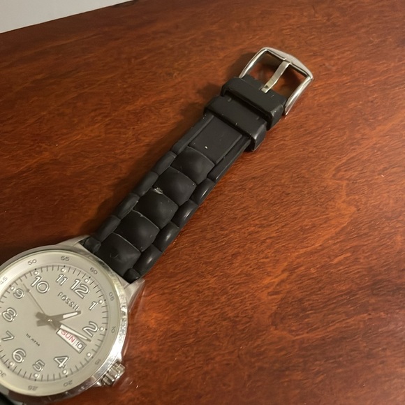 Fossil watch with silicone strap - Picture 7 of 7